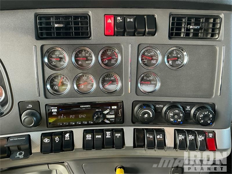 Kenworth T880 شاحنات لوادر