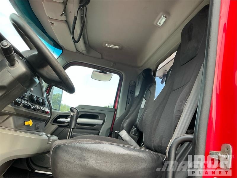 Kenworth T880 شاحنات لوادر