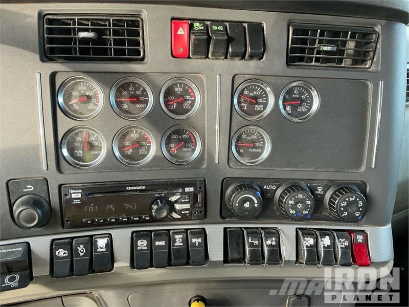 Kenworth T880 شاحنات لوادر