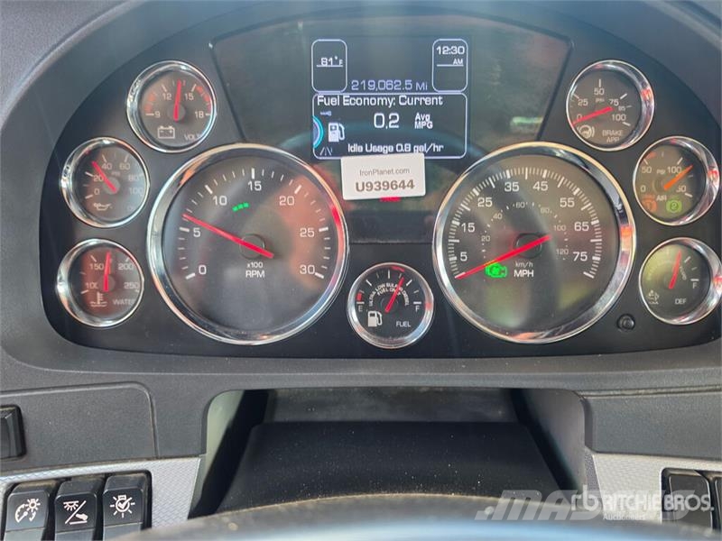 Kenworth T880 شاحنات لوادر