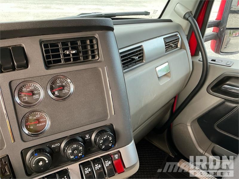 Kenworth T880 شاحنات لوادر