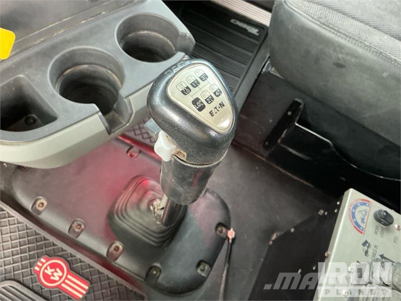 Kenworth T880 شاحنات لوادر
