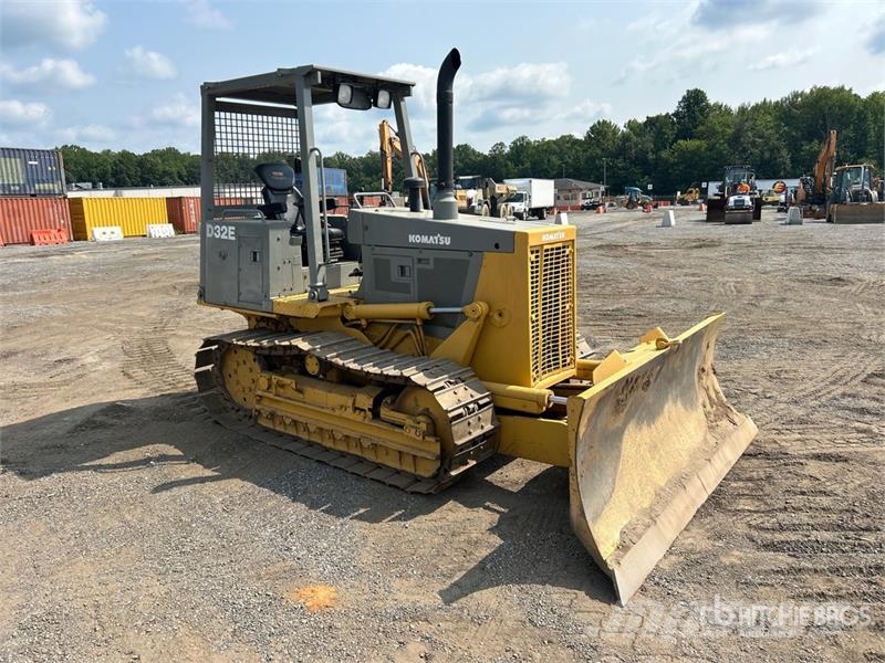 Komatsu D32E-1 Vikšriniai buldozeriai