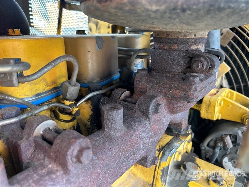 Komatsu D32E-1 Vikšriniai buldozeriai
