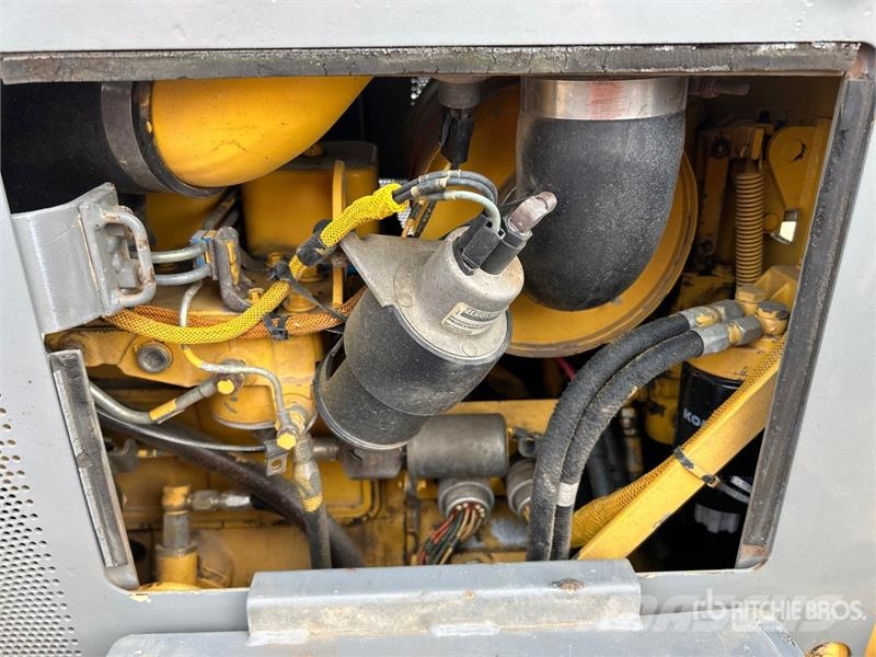 Komatsu D32E-1 Vikšriniai buldozeriai