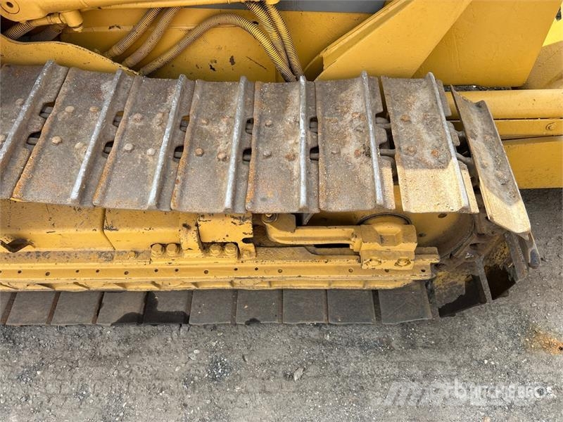 Komatsu D32E-1 Vikšriniai buldozeriai