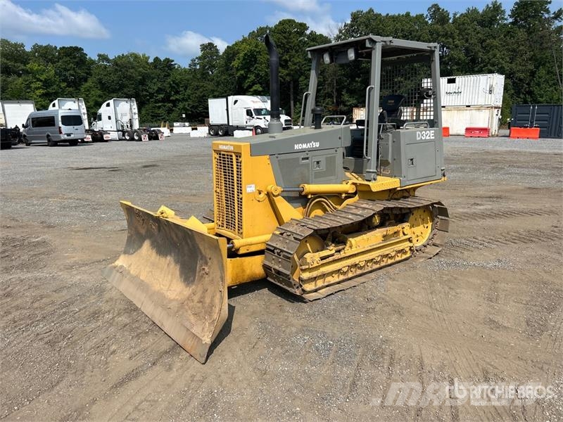 Komatsu D32E-1 Vikšriniai buldozeriai