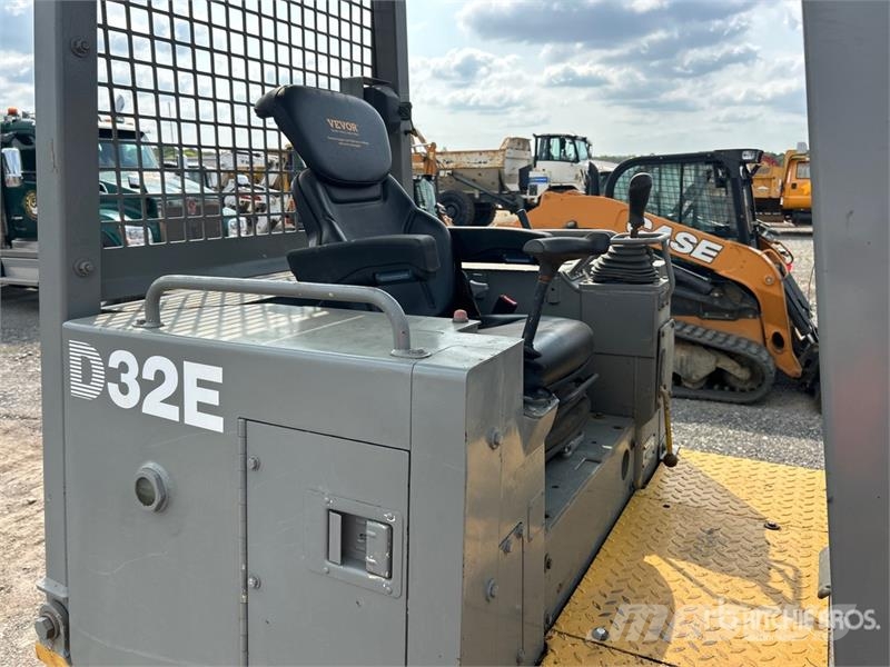 Komatsu D32E-1 Vikšriniai buldozeriai