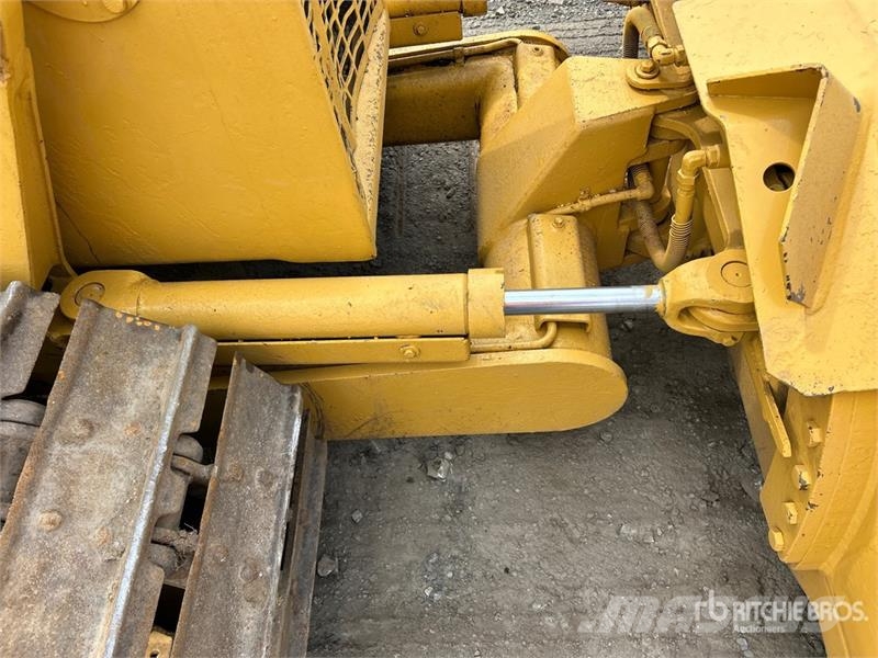 Komatsu D32E-1 Vikšriniai buldozeriai