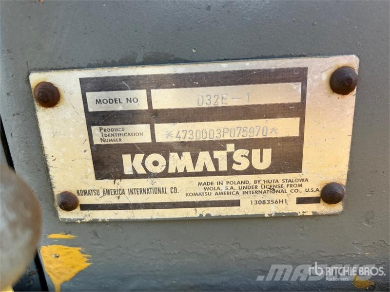 Komatsu D32E-1 Vikšriniai buldozeriai