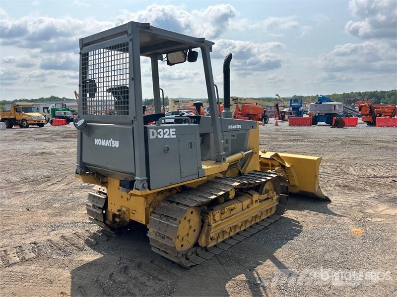 Komatsu D32E-1 Vikšriniai buldozeriai