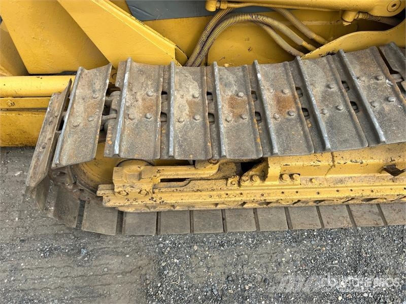 Komatsu D32E-1 Vikšriniai buldozeriai