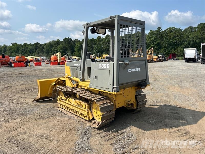 Komatsu D32E-1 Vikšriniai buldozeriai