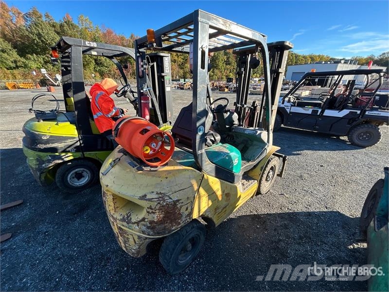 Komatsu FG25T-16 4650 lb Pneumatic Tire Forklift 그 외 지게차
