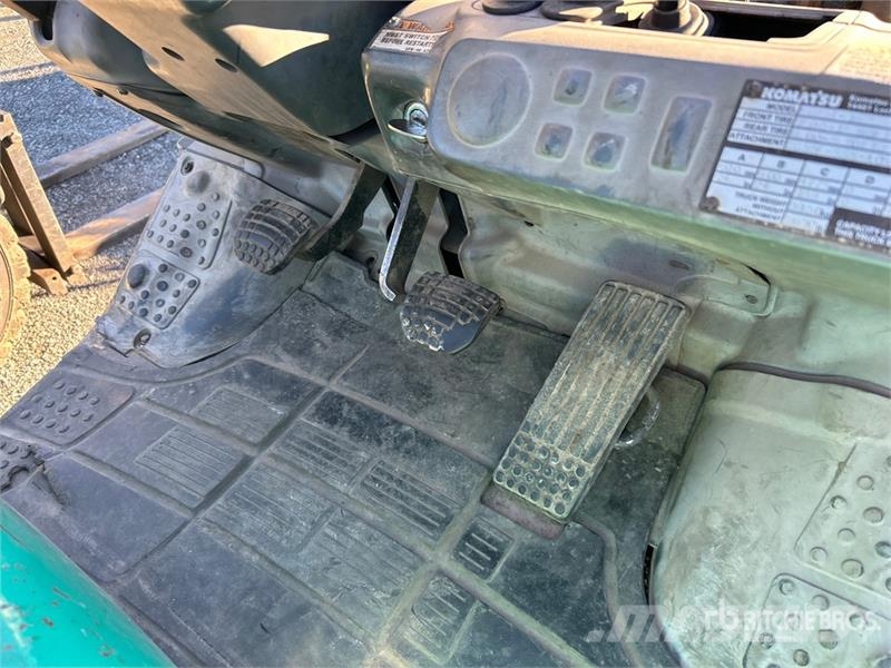 Komatsu FG25T-16 4650 lb Pneumatic Tire Forklift 그 외 지게차