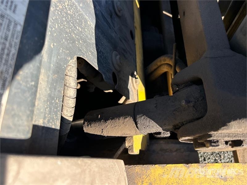 Komatsu FG25T-16 4650 lb Pneumatic Tire Forklift 그 외 지게차
