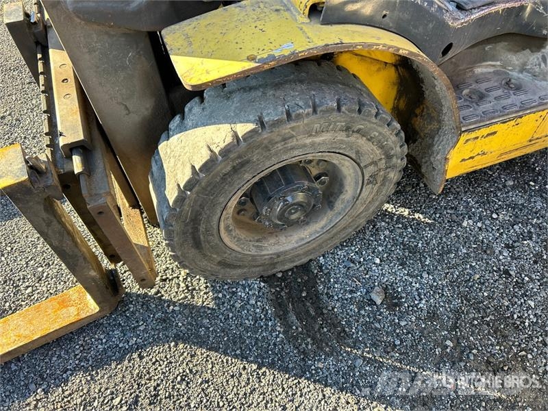 Komatsu FG25T-16 4650 lb Pneumatic Tire Forklift 그 외 지게차