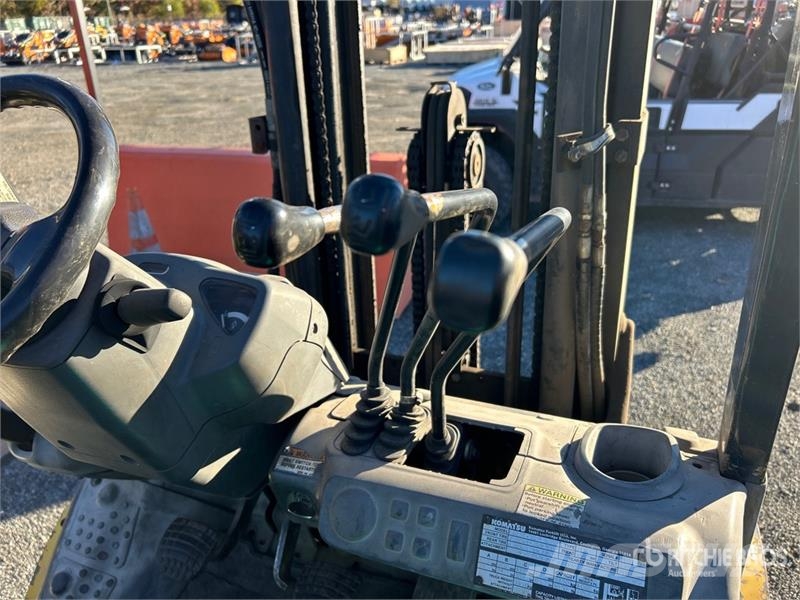 Komatsu FG25T-16 4650 lb Pneumatic Tire Forklift 그 외 지게차