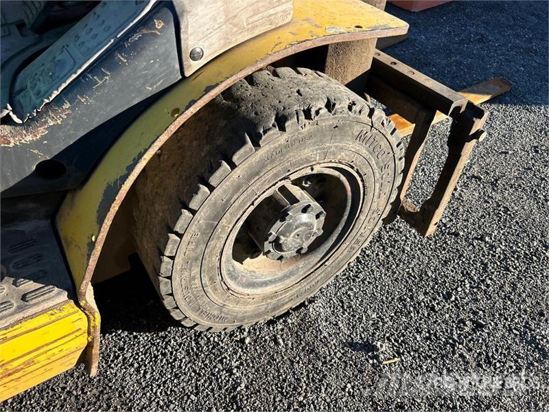 Komatsu FG25T-16 4650 lb Pneumatic Tire Forklift 그 외 지게차