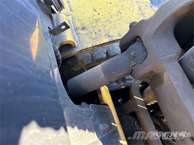 Komatsu FG25T-16 4650 lb Pneumatic Tire Forklift 그 외 지게차