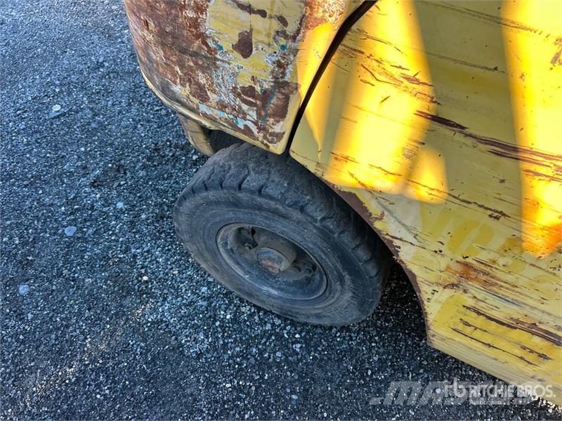 Komatsu FG25T-16 4650 lb Pneumatic Tire Forklift 그 외 지게차