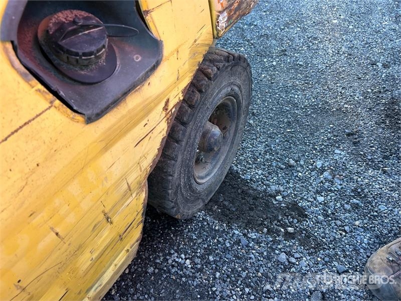 Komatsu FG25T-16 4650 lb Pneumatic Tire Forklift 그 외 지게차