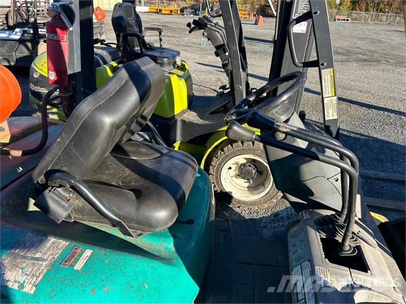 Komatsu FG25T-16 4650 lb Pneumatic Tire Forklift 그 외 지게차