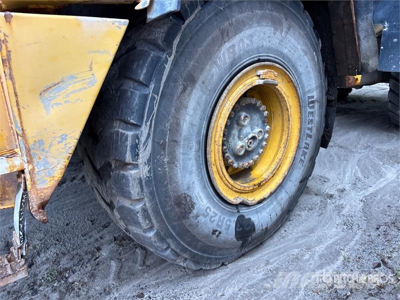 Komatsu HM300-3 Artikulētie pašizgāzēji