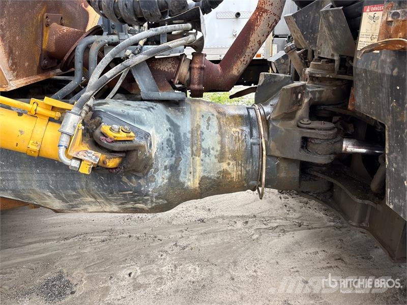 Komatsu HM300-3 Artikulētie pašizgāzēji