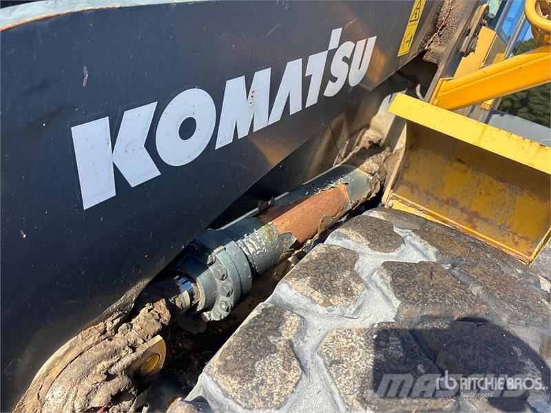 Komatsu WA320-6 Utovarivači na točkove