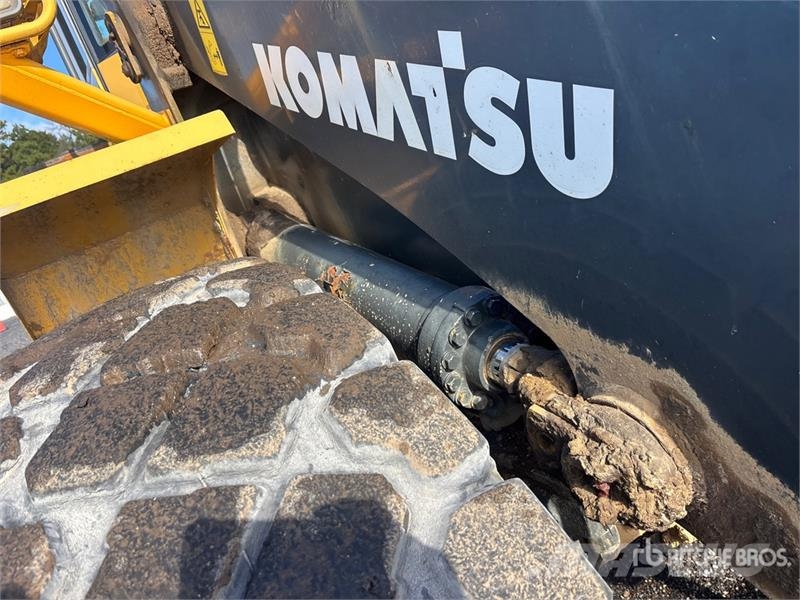 Komatsu WA320-6 Utovarivači na točkove