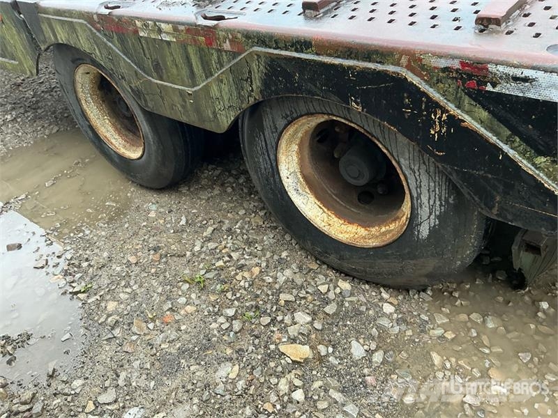 Landoll 900 42 ft T/A Sliding Axle Trailer Низькорамні причепи