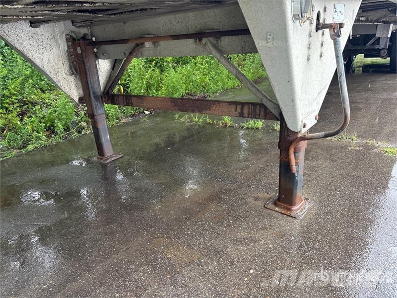 MAC 48 ft Tri/A Live Bottom Trailer Schuifvloeropleggers