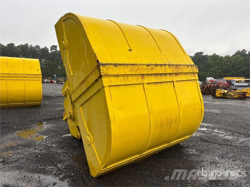 Mack 102 in Clamshell Bucket Other components