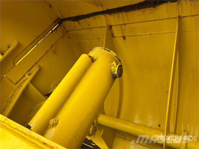 Mack 102 in Clamshell Bucket Other components