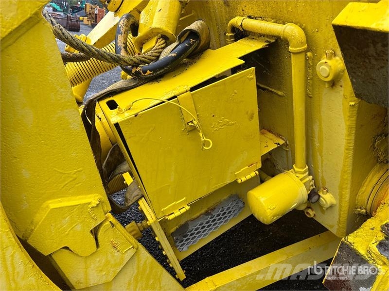 Mack 102 in Clamshell Bucket Other components
