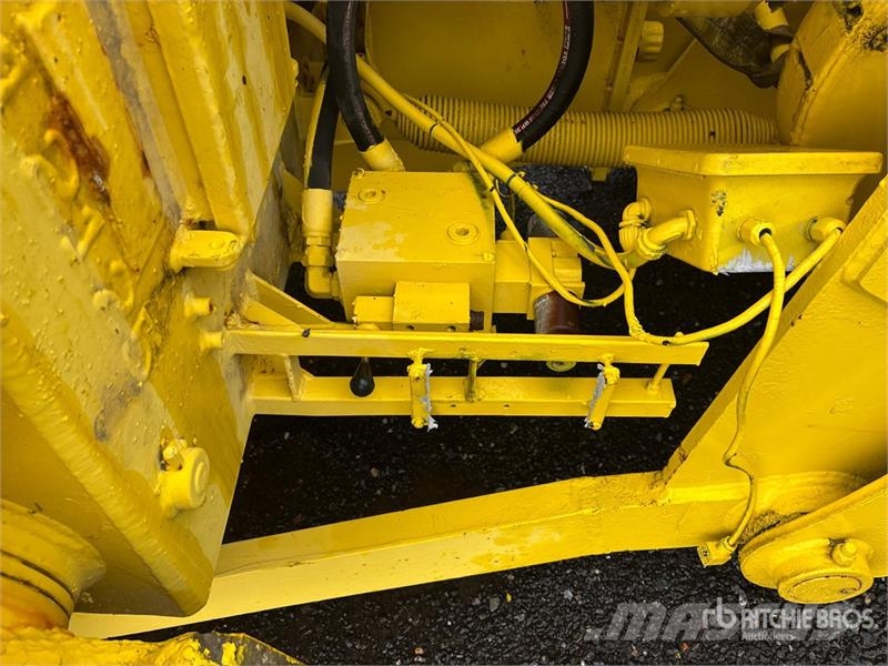 Mack 102 in Clamshell Bucket Other components