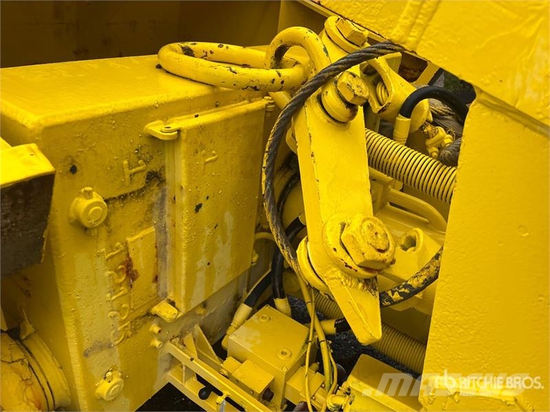 Mack 102 in Clamshell Bucket Other components