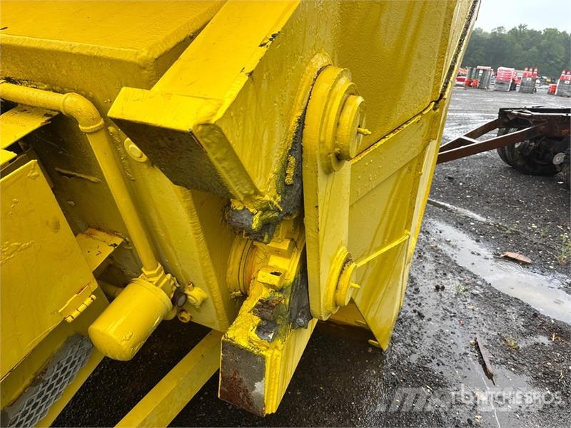 Mack 102 in Clamshell Bucket Other components