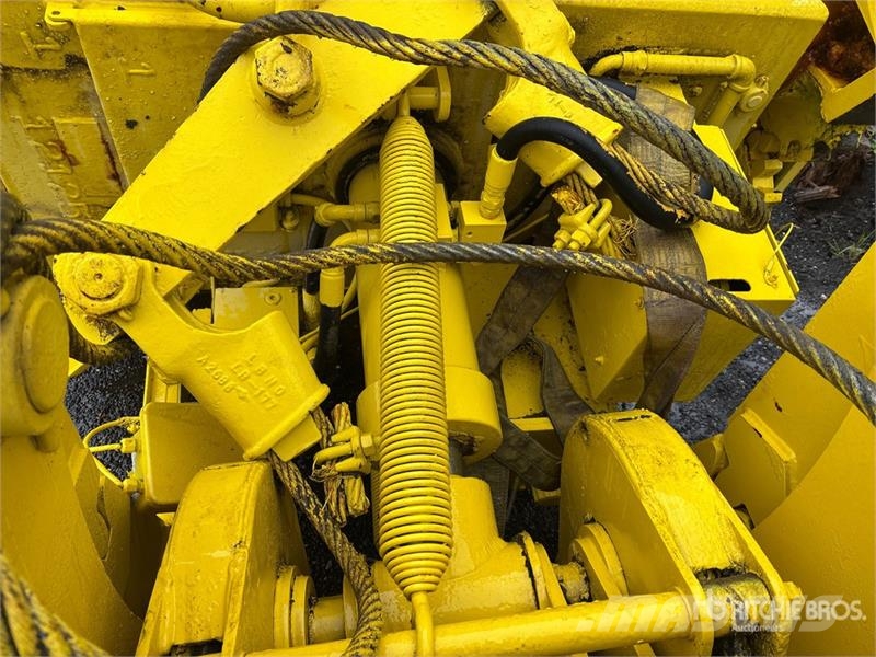 Mack 102 in Clamshell Bucket Other components