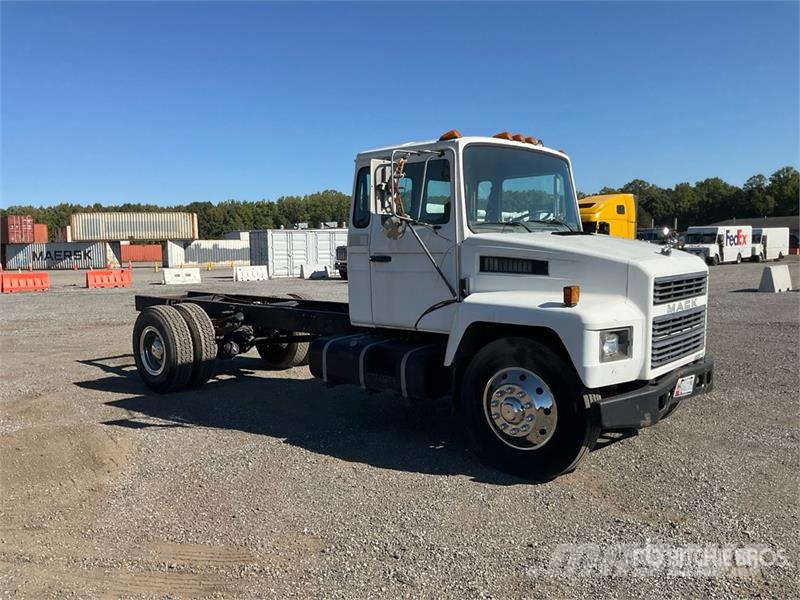 Mack 4x2 Cab and Chassis 驾驶室与内部