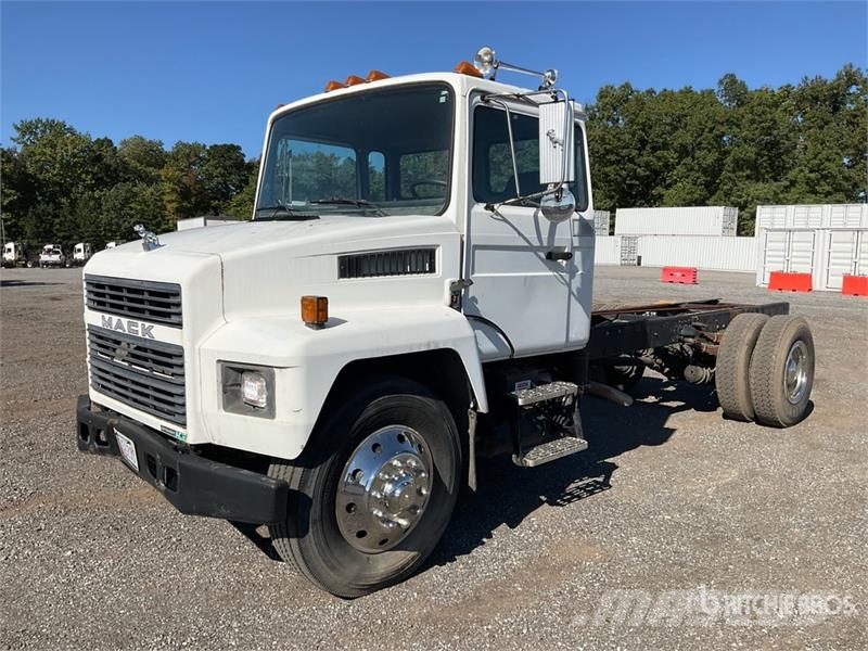 Mack 4x2 Cab and Chassis Кабіни