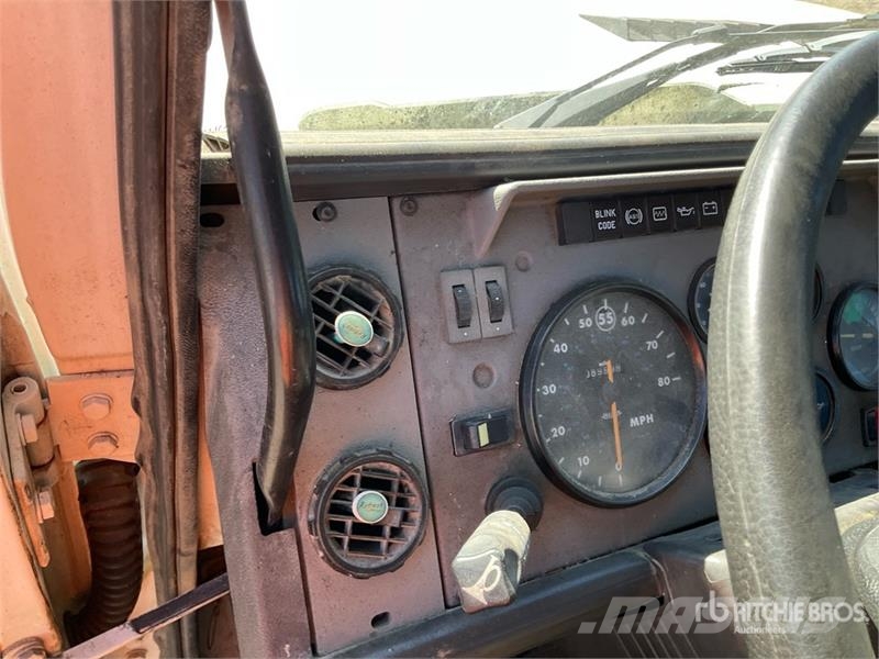 Mack CS300P 4x2 Cab and Chassis 캐빈 및 인테리어