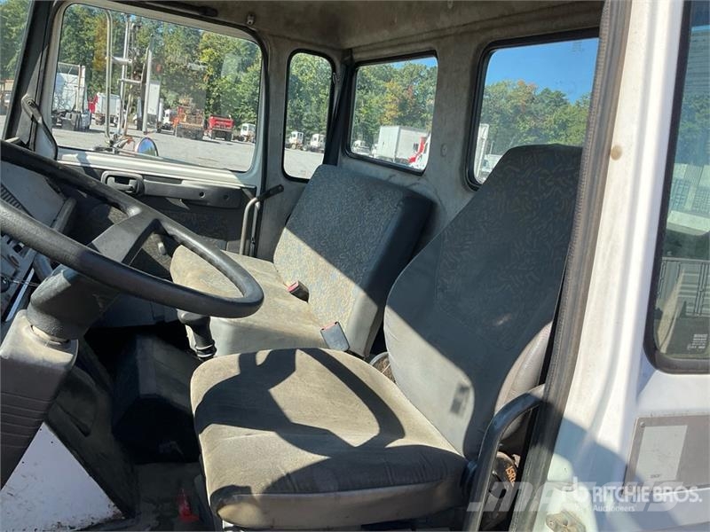 Mack CS300P 4x2 Cab and Chassis 캐빈 및 인테리어