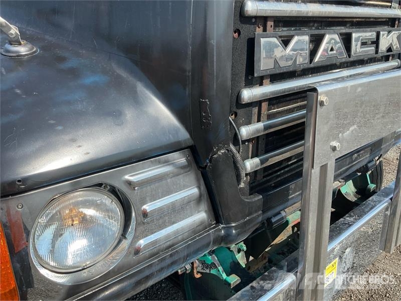 Mack CV713 Granite 8x4 Roll-Off Truck (Inoperable) Skip loader