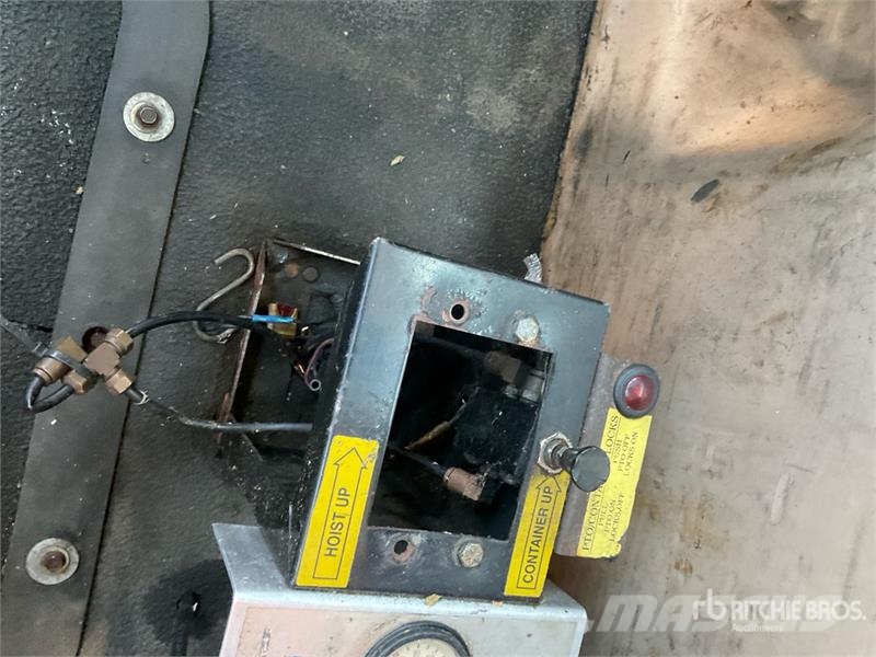 Mack CV713 Granite 8x4 Roll-Off Truck (Inoperable) Skip loader