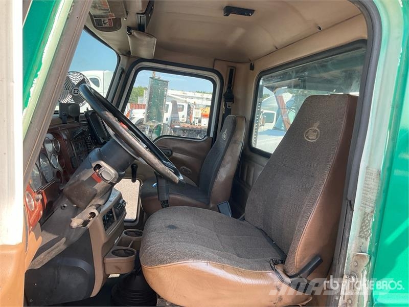 Mack CV713 Granite 8x4 Roll-Off Truck (Inoperable) Skip loader