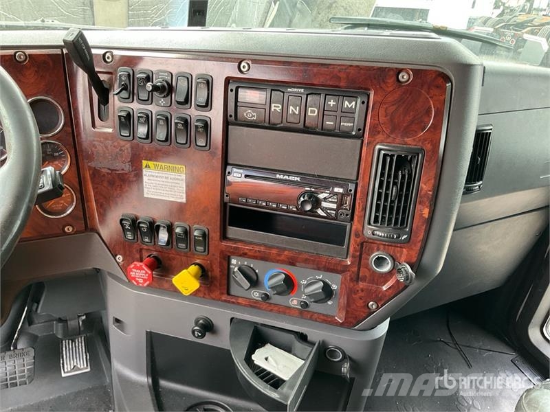 Mack CXU613 Pinnacle Tegljači