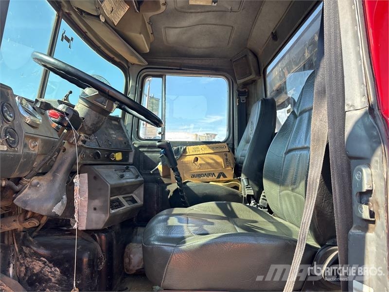 Mack DM690S Skip bin truck