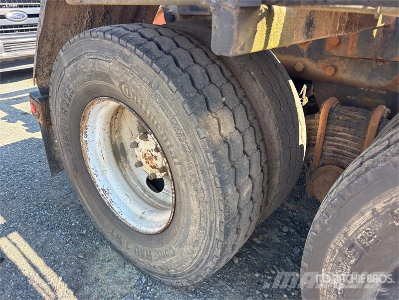Mack DM690S Skip bin truck
